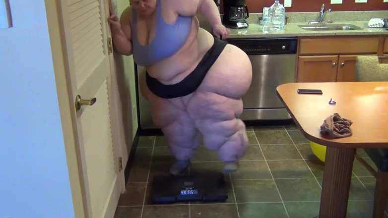 Full Weight Productions: SSBBW บ็อบบี้โจเหยียบไม่สำเร็จและบดโซฟา