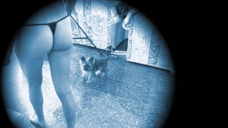 German Porn: Une blonde sexy aux seins énormes se masturbe devant un mec à...