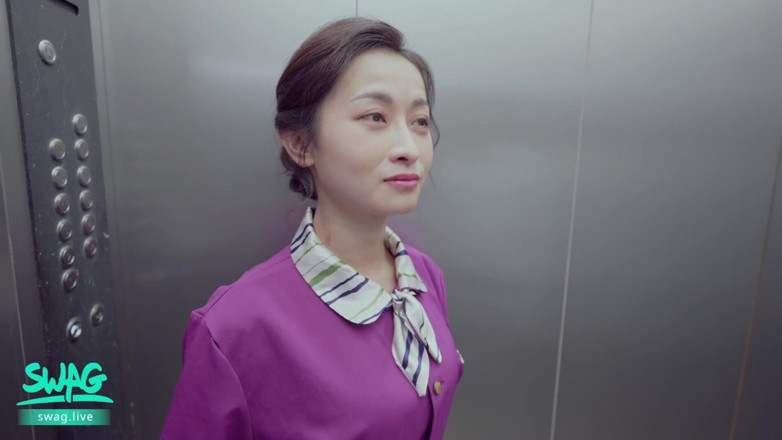 SWAG.live: Futai cu doamne din lift în mall