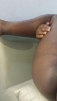 パンティ、床に散らばったビーチサンダル、全部膣の水で濡れてる