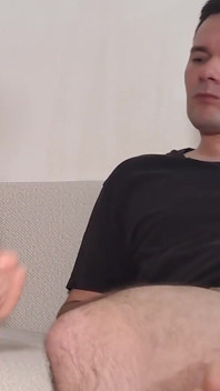 Malá Maisha Se Má Dobře S Nohama a Nakonec Si Nasadí Tvrdý Penis a Dostane Hodně Semene Na Prsa.