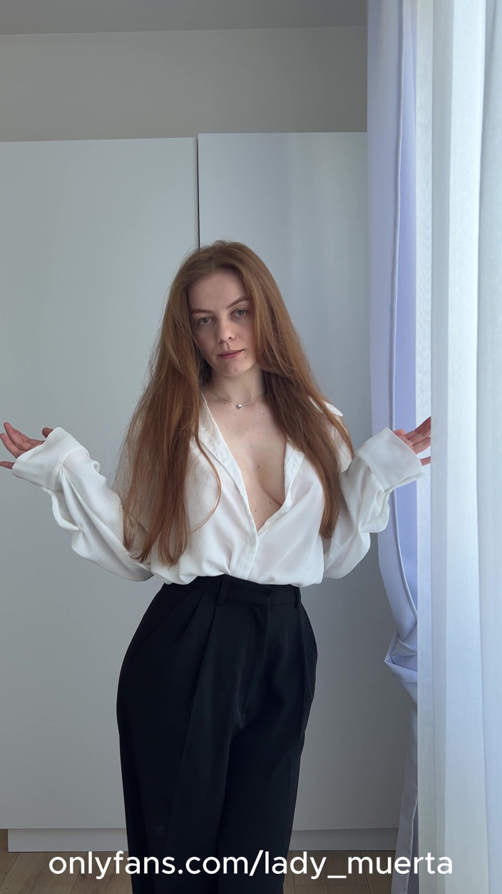 LadyInBad: JOi nezbedná sexy milf sekretářka přijde domů pomalu, dělá striptýz...