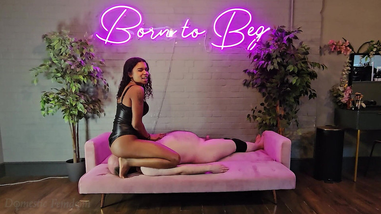 Domestic femdom: 你能在我完美的屁股下持续多久？