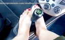 Pornoselen Studios: Speelse voeten tijdens het wachten in de auto