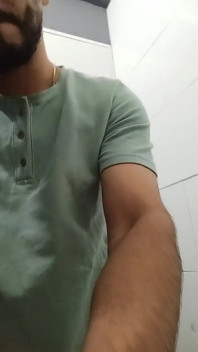 Kontol keluar dari celana dan kencing di tempat kerja