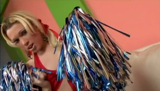 Shemales Tales: Rubia transexual con pompas chupa y folla el culo del...