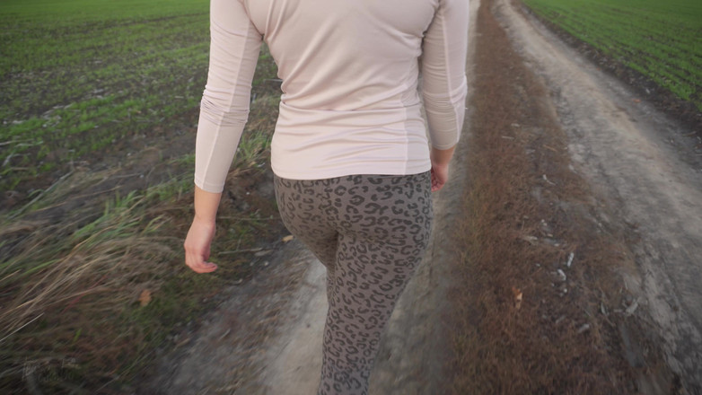 Teasecombo 4K: Adorate il mio culo miLF che cammina in leggings attillati...