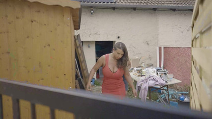 Romance with Love: Aç adam duş alır ve yemek için sevişmek zorunda kalır.