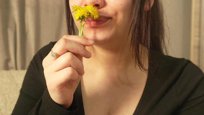 AmayaMori: Unaufhaltsames niesen nach dem riechen einer gelben blume