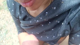 Des femmes mariées donnent à leur copain et se font sucer dans la nature