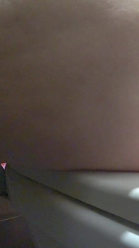 Kamera di toilet rumah. Milf dewasa dengan pantat besar dan vagina berbulu kencing. ASMR amatir dengan urin bergumam.