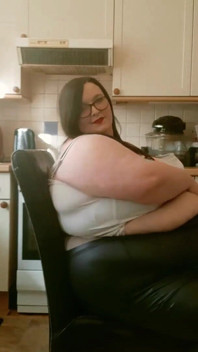Cewek super semok ini lagi asik muasin memeknya di dapur dengan pakaian ketat seksi bagian 2
