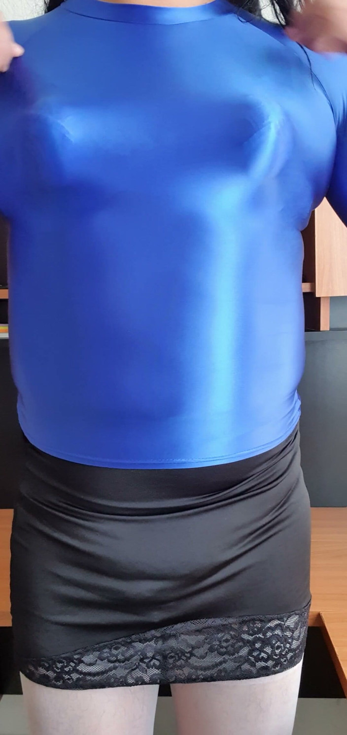 Sexy shinny clothes: 파란색 스판덱스 블라우스와 뾰족한 가슴을 모델링하고 있습니다