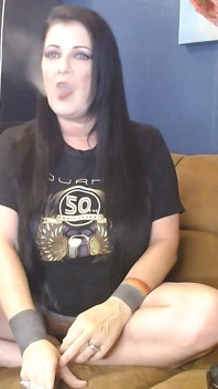 Rauchende MILF nur im t-shirt