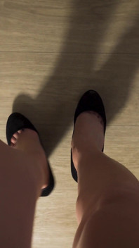 En primer plano - provocando piernas largas y pantorrillas en tacones altos