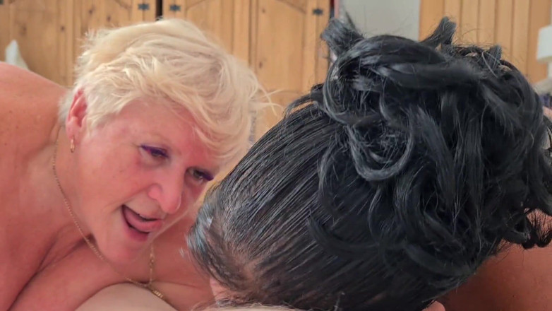 Uk Joolz: Joolz e Cheyenne Rose chupam ele seco