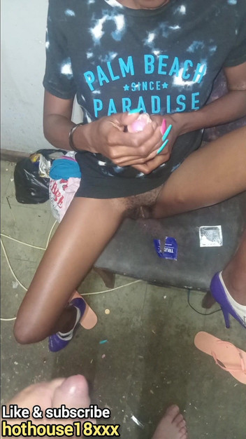 hothouse18xxx: हॉट वेश्या बैंगनी ऊँची एड़ी के जूते में कुर्सी पर चूत और वाइब्रेटर के साथ खेलती है