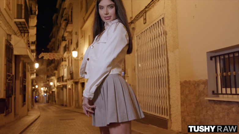 Tushyraw: TUSHYRAW - une brune sexy béante comme une pro