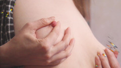 Hairypussyangel: Juego con mis pezones y pinzas duras