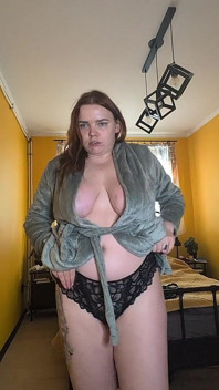 Willst du gerne zuschauen, wie deine mami in dessous probieren? Schau dir ihre riesigen titten und höschen an ihrer muschi an.