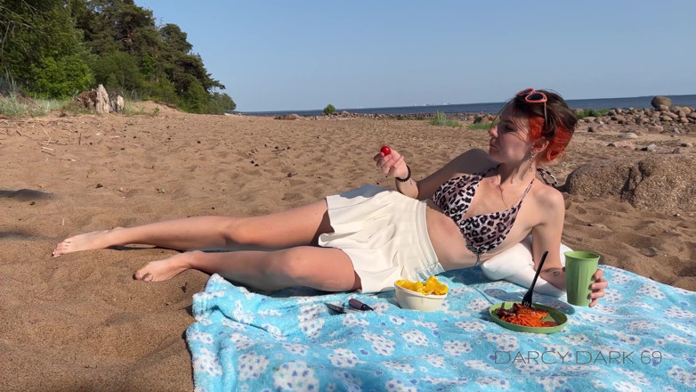 Darcy Dark: Plajda bir yabancıyla tanışmak