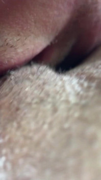 Gostou de olhar para minha buceta mijando? Isso te excitava? Quer provar? Lambe minha buceta mijada e goza dentro!