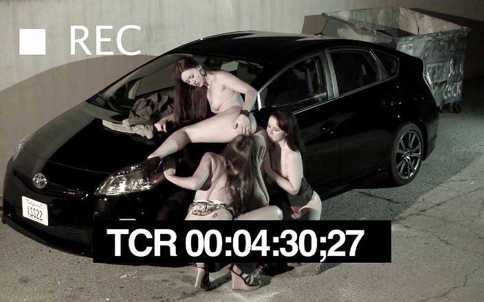 Radical pictures: कार पर लेस्बियन