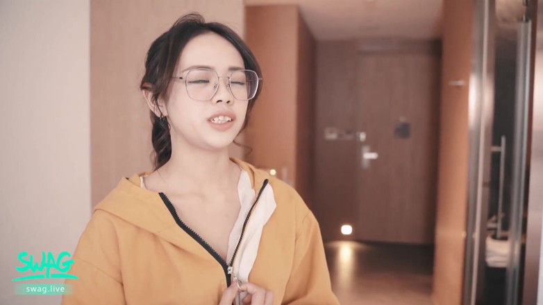 SWAG.live: Gadis pengantar barang yang lagi sange dientot sama cowok asia