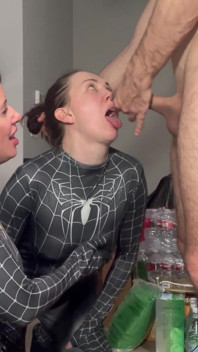 2 Rakan sebilik mahu memusnahkan semua lubang mereka dengan batang besar. Cosplay Spider Girls Bertiga, creampie dubur. Pancutan mani seks kasar