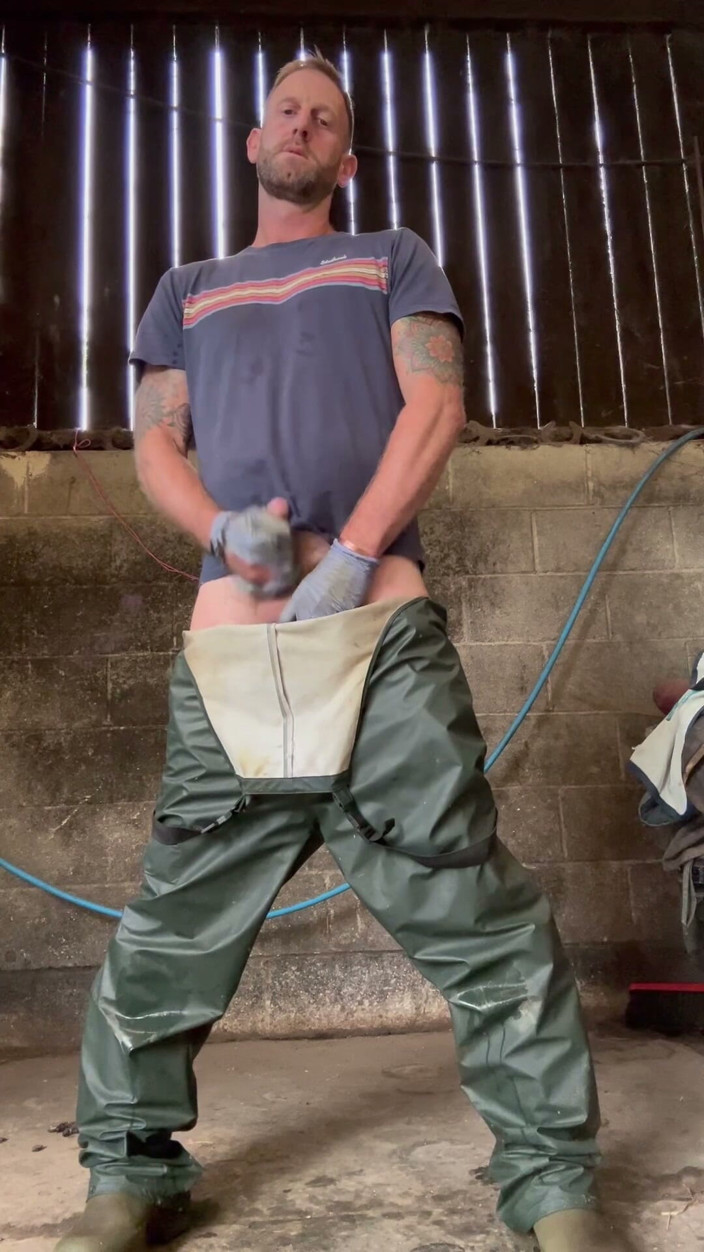 Farmer Sam: Bonde runkar i smutsiga arbetsredskap