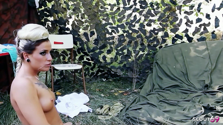 Full porn collection: Sarah si tante hot rambut pirang dientot habis-habisan sama tentara...