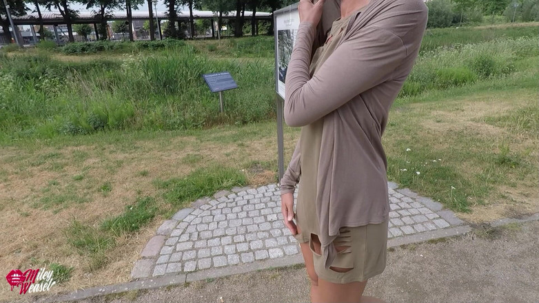 Miley Weasel: Berani!! Pria aneh meniduri saya di depan umum di pantat!!