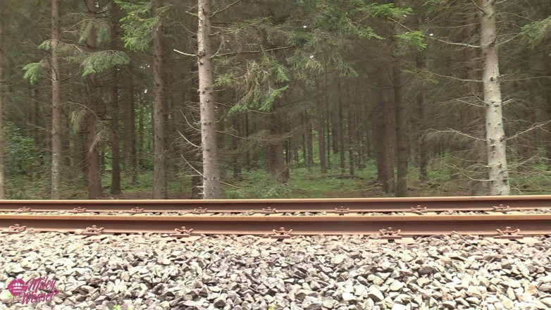 Miley Weasel: Kinky blonde nymfoon geneukt recht op het spoor
