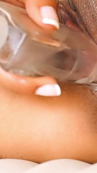 Si rambut coklat latina yang bertetek besar dalam pakaian dalam putih bermain botol Perfume di dalam pepek