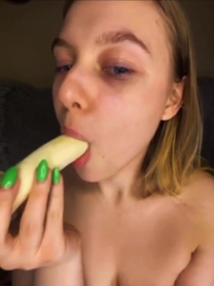 JuiceLussie: Extreme pijpbeurt met grote dildo