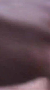Si rambut coklat miang dikongkek di luar rumah oleh dua lelaki