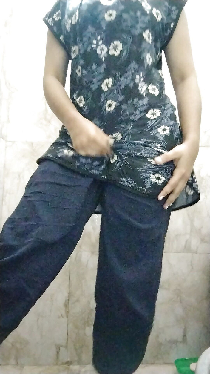 Riyathakur: 德西青少年女孩在大学换衣服