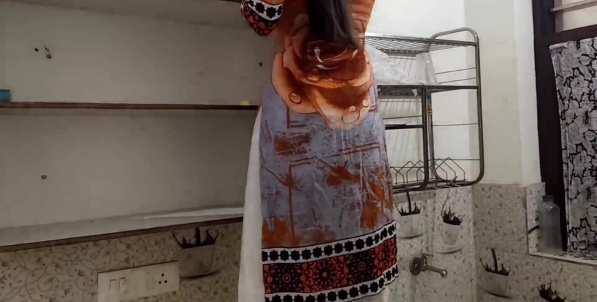 Saarabhabhi6: ヒンディー語セックスロールプレイ-誰もが家にいる間に夫が台所でサーラを犯した