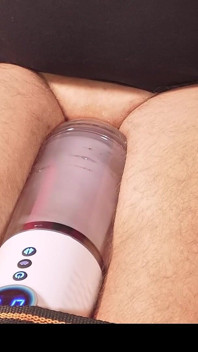 노예를 홀로 남겨둔 여주인, 착유기에 묶여 오르가즘 후 고통을 줄 수 있는 여주인