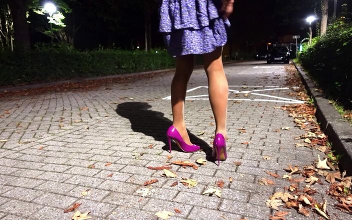 Loreley add: Ich pisse in 2 Strumpfhosen und 2 Latex mit High Heels