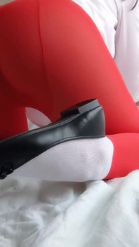 Valentijnsdag in rode panty, witte sokken en schoenen - hete video