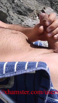 Jugando en la playa con el mar para la compañía