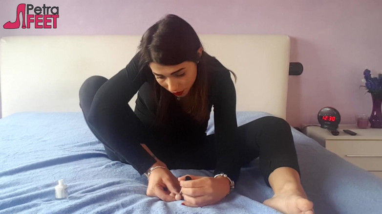 Foot Fetish HD: Sweet Petra loves to pleasure her feet