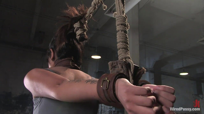 Wired Pussy by Kink: 利亚！