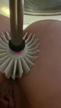 用马桶刷肛交的乳房束缚和高潮