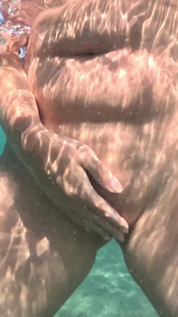 Une MILF Nue Nage Avec Un Plug Anal Sous L’eau