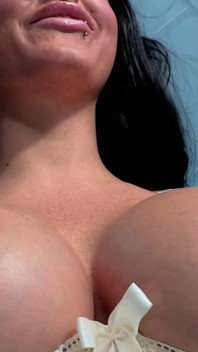 Sexy porno-schätzchen stacey lacey mit dicken titten raucht sexily und nimmt 9 Zoll großen weißen schwanz doggystyle