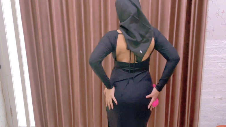 Nadalyne: Üvey annem işe gittiğinde şehvetli bir şekilde yakalandı, sonra şehvetini tatmin etmek için...