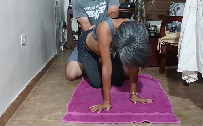 Swingers amateur: Aku bantuin ibu tiriku dengan yoga sampai aku crot di...