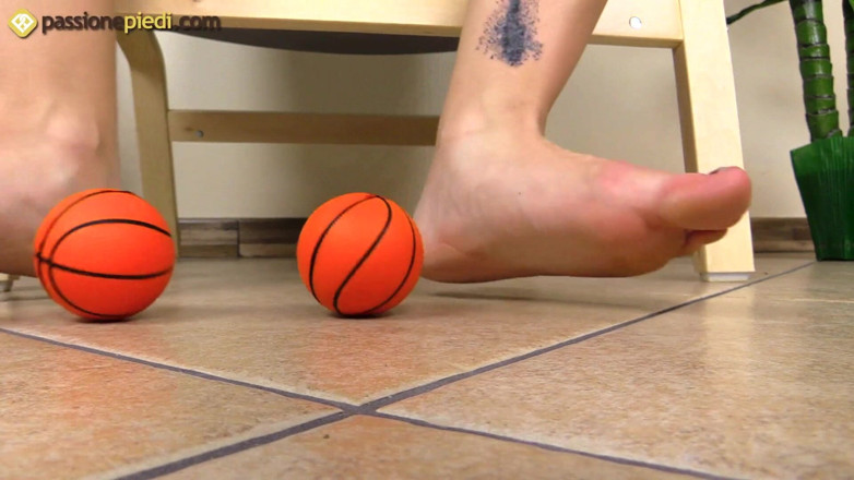 Foot Fetish HD: Lilith bawi się piłkami